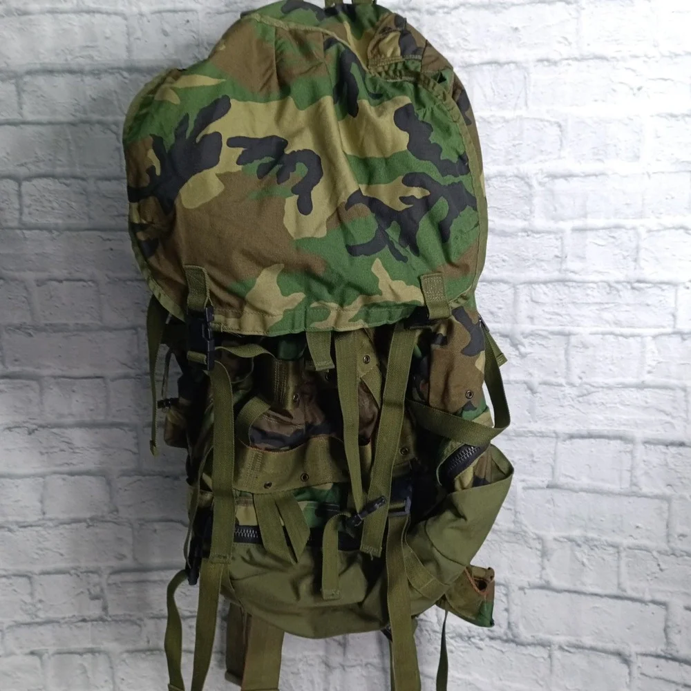 US Military Large Field Pack  Woodland Camo Rucksack 8465-01-286-5356 READ